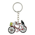 Velosipēda formas atslēgu piekariņš Riga Latvia ar Melno kaķi